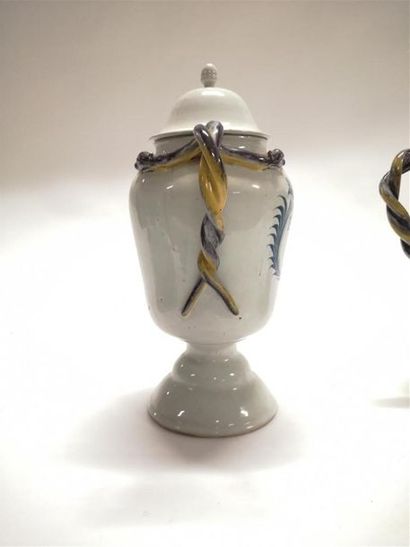 MIDI. Paire de vases couverts de forme balustre...