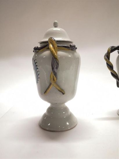 MIDI. Paire de vases couverts de forme balustre...