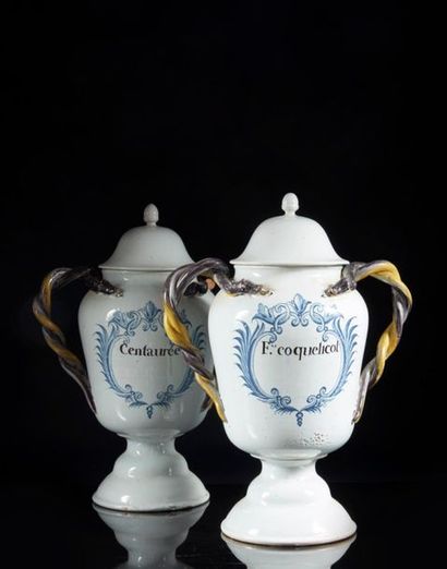 MIDI. Paire de vases couverts de forme balustre...