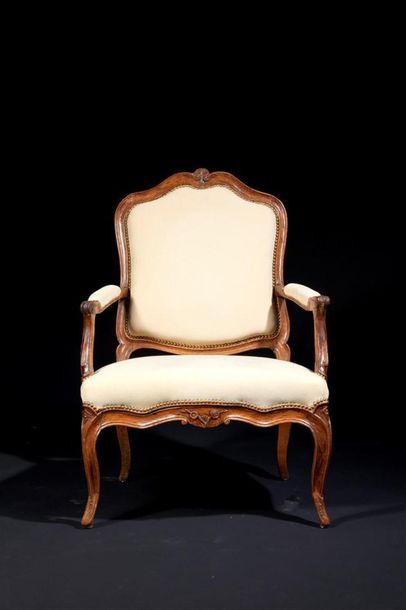 Fauteuil en noyer mouluré et sculpté, le...