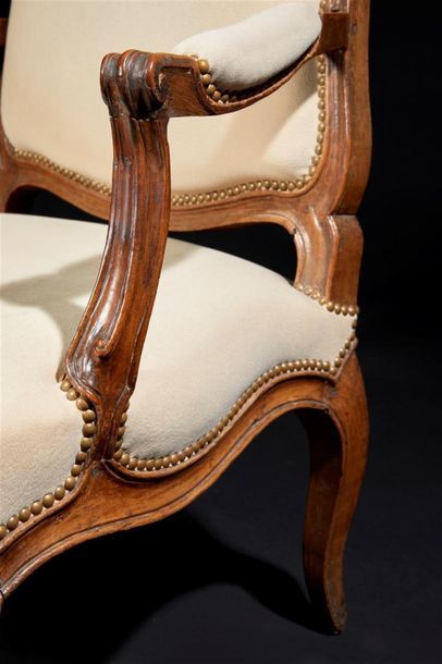 Fauteuil en noyer mouluré et sculpté, le...