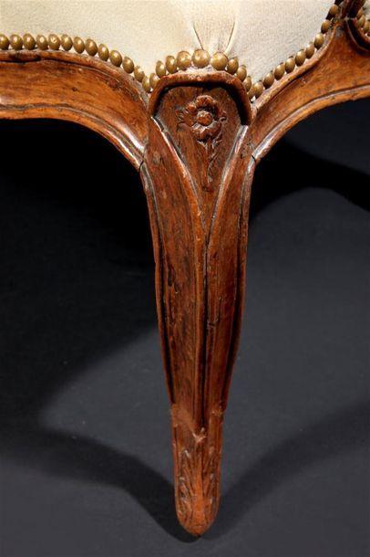 Fauteuil en noyer mouluré et sculpté, le...