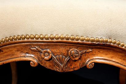 Fauteuil en noyer mouluré et sculpté, le...
