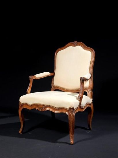 Fauteuil en noyer mouluré et sculpté, le...