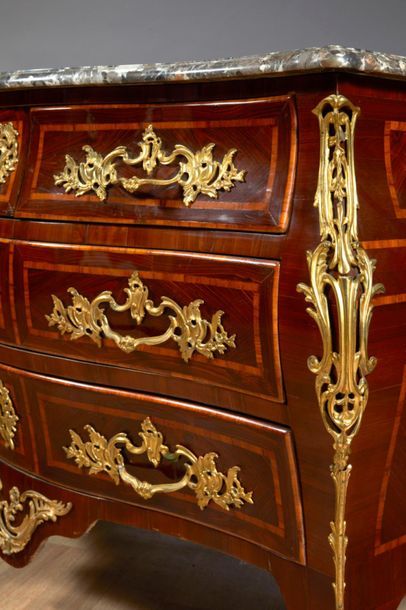 Commode en palissandre et bois de rose de...