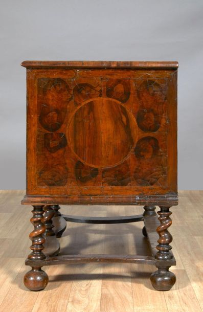 Commode en palissandre en bois de bout, ouvrant...