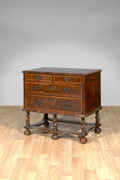 Commode en palissandre en bois de bout, ouvrant...