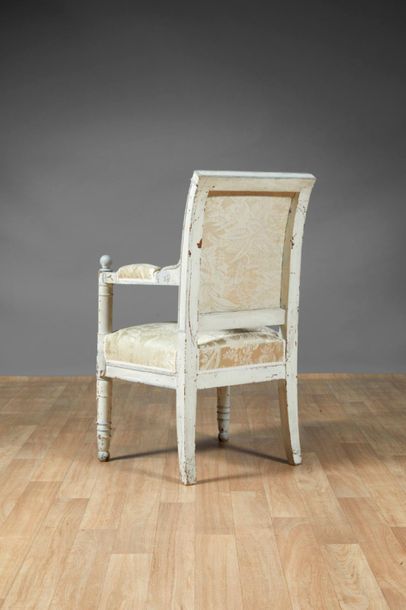Fauteuil en bois relaqué mouluré et sculpté...