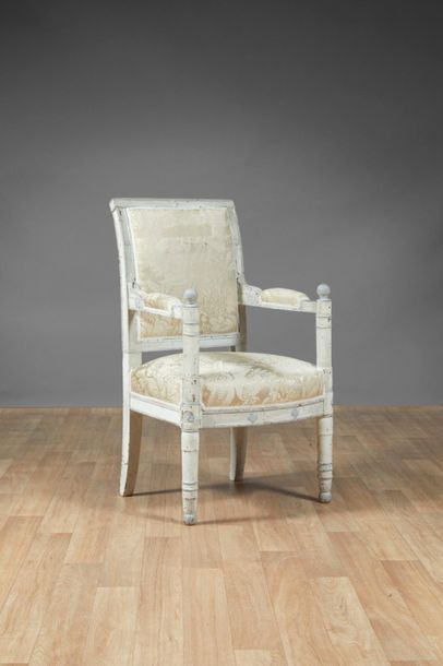 Fauteuil en bois relaqué mouluré et sculpté...