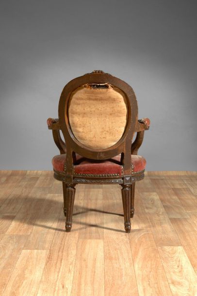 Fauteuil d'enfant cabriolet en bois sculpté...