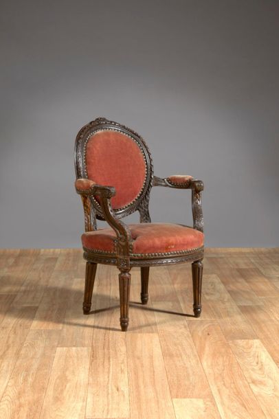 Fauteuil d'enfant cabriolet en bois sculpté...
