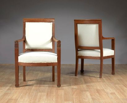 Paire de fauteuils en acajou et placage d'acajou,...