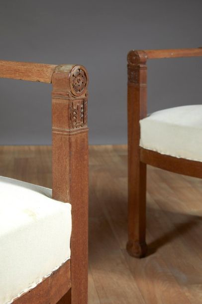 Paire de fauteuils en acajou et placage d'acajou,...