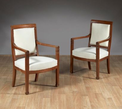 Paire de fauteuils en acajou et placage d'acajou,...