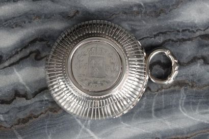 Grande tasse à vin en argent à côtes, anses...