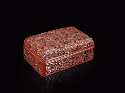 CHINE. Boîte en laque sculptée de personnages,...