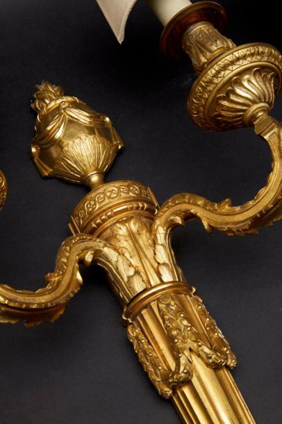 Paire de bras de lumière en bronze doré à...