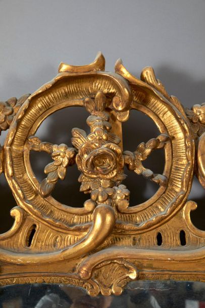 Miroir en bois et stuc doré à parcloses,...