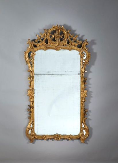 Miroir en bois et stuc doré à parcloses,...