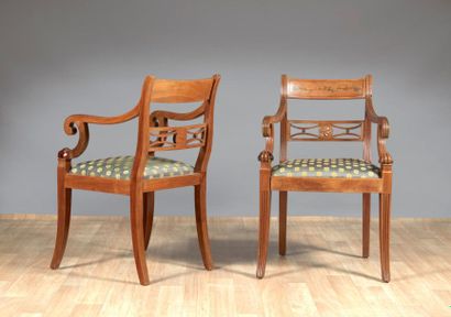 Suite de douze chaises et deux fauteuils...
