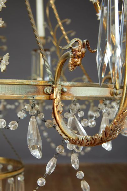 Lustre en bronze doré et verre taillé de...