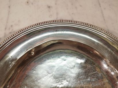 Plat rond en argent, bordure de godrons....