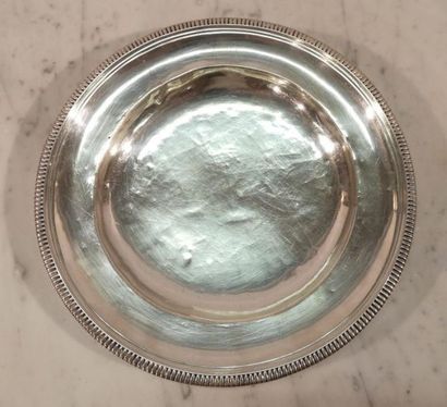 Plat rond en argent, bordure de godrons....