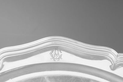 Plat ovale en argent à filets à contours....