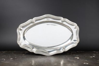 Plat ovale en argent à filets à contours....