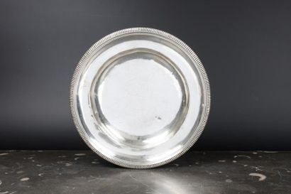 Plat rond en argent à filets feuillagés et...