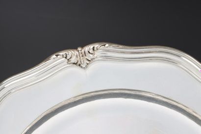 Plat rond en argent à filets feuillagés et...