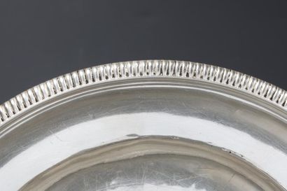 Plat rond en argent à filets feuillagés et...
