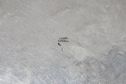 Plat rond en argent à filets feuillagés et...