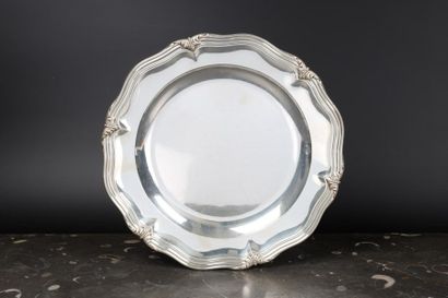 Plat rond en argent à filets feuillagés et...