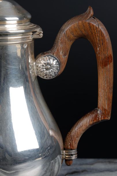 Petite verseuse balustre sur talon en argent...