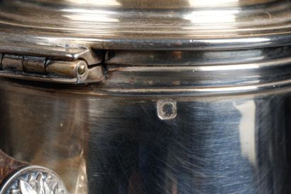Petite verseuse balustre sur talon en argent...