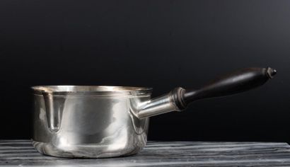 Casserole en argent uni, le manche en bois...