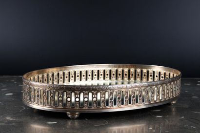 Surtout de table ovale en argent à galerie...