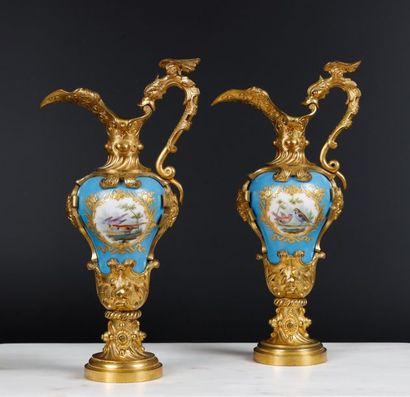 Paire d'aiguières balustre en porcelaine,...