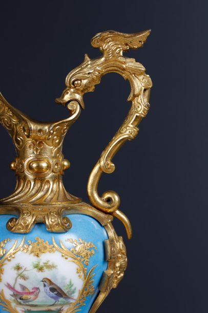 Paire d'aiguières balustre en porcelaine,...
