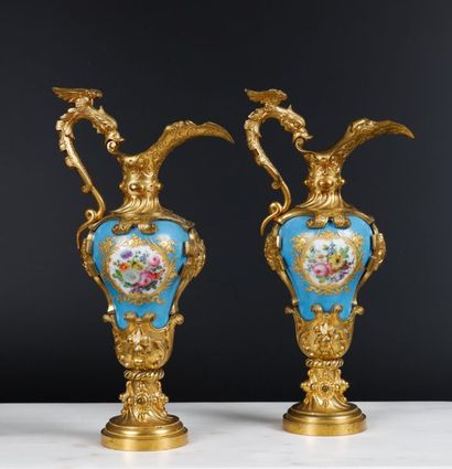 Paire d'aiguières balustre en porcelaine,...