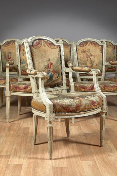 Suite de six fauteuils en hêtre mouluré et...