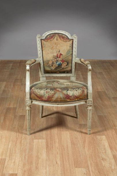 Suite de six fauteuils en hêtre mouluré et...