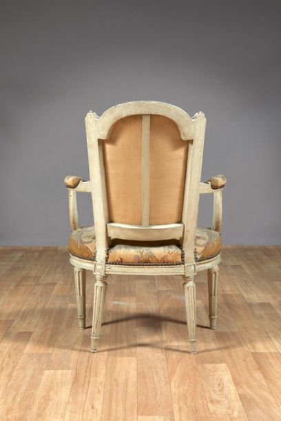 Suite de six fauteuils en hêtre mouluré et...