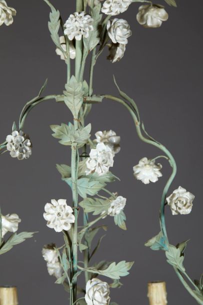 BAGUES. Lustre en tôle peinte à huit lumières...