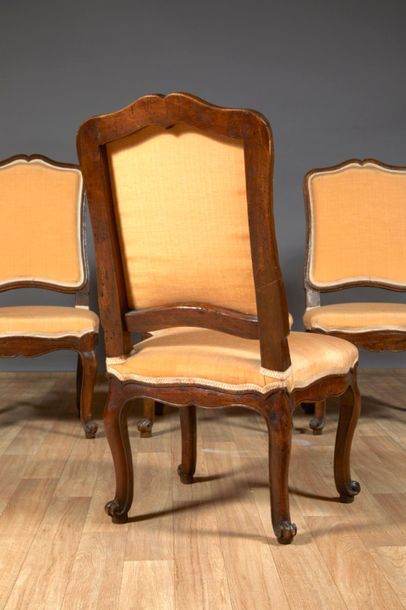 Suite de quatre chaises en bois teinté à...