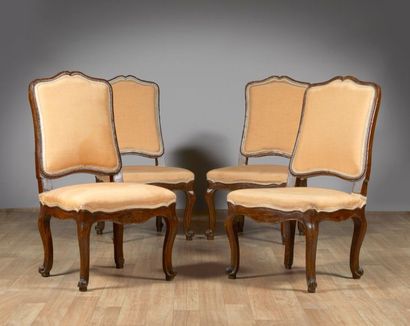Suite de quatre chaises en bois teinté à...