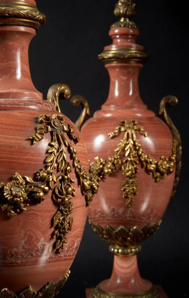 Paire de vases balustre couverts en marbre...