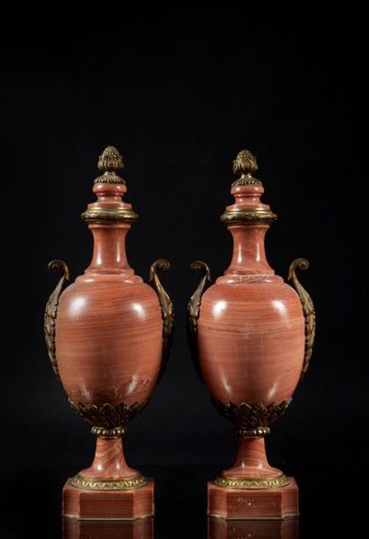Paire de vases balustre couverts en marbre...