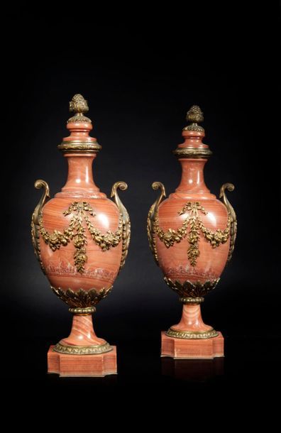 Paire de vases balustre couverts en marbre...